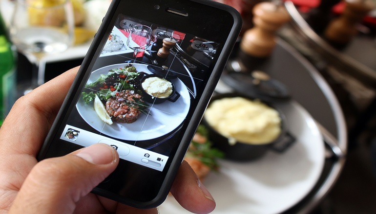 Vício em smartphones pode atrapalhar o faturamento de restaurantes?